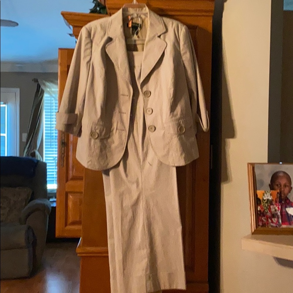 Pants suit